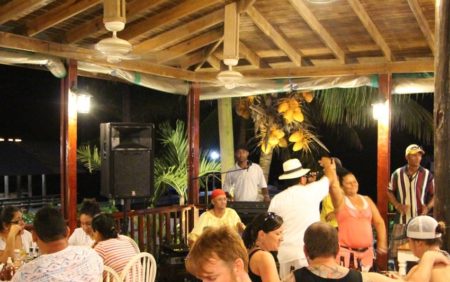 Splash Inn Roatan Musica - CompraloAqui Viajes